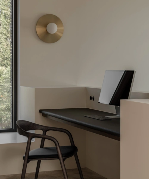 3a Minimalistisch thuiskantoor met maatwerk bureau woning Wichelen