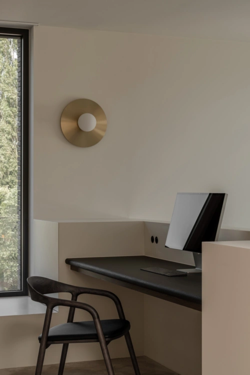 3a Minimalistisch thuiskantoor met maatwerk bureau woning Wichelen