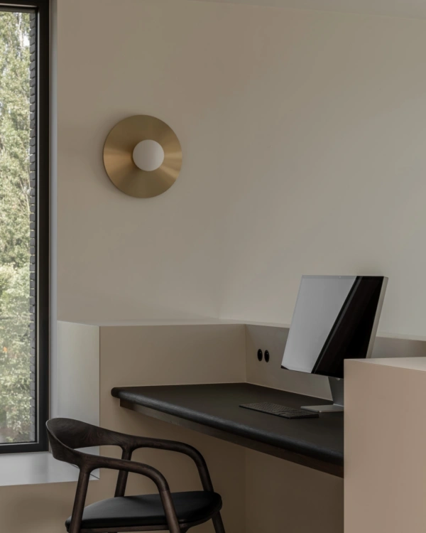 3a Minimalistisch thuiskantoor met maatwerk bureau woning Wichelen