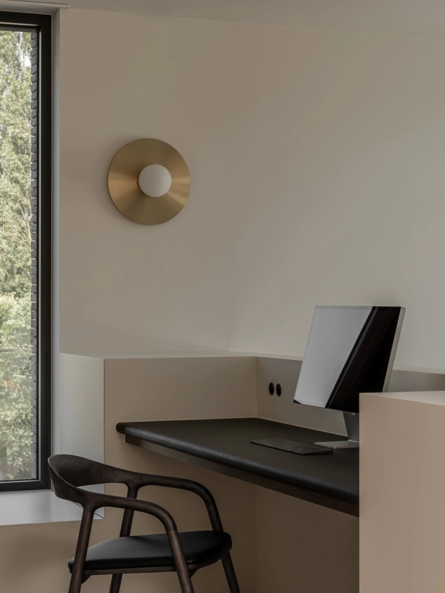 3a Minimalistisch thuiskantoor met maatwerk bureau woning Wichelen