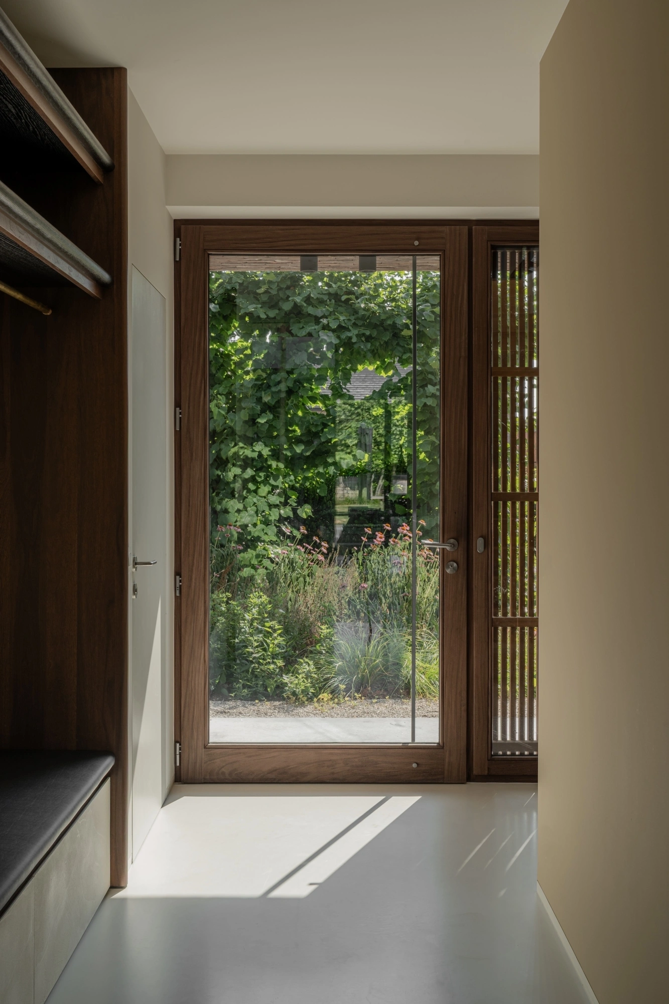 1a Inkomhal met donker houten maatwerk interieurarchitectuur