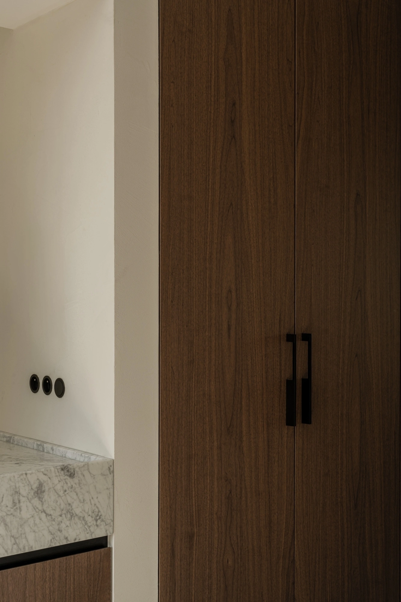 5b Tijdloos interieur met Shinnoki Smoked Walnut woning in Wichelen